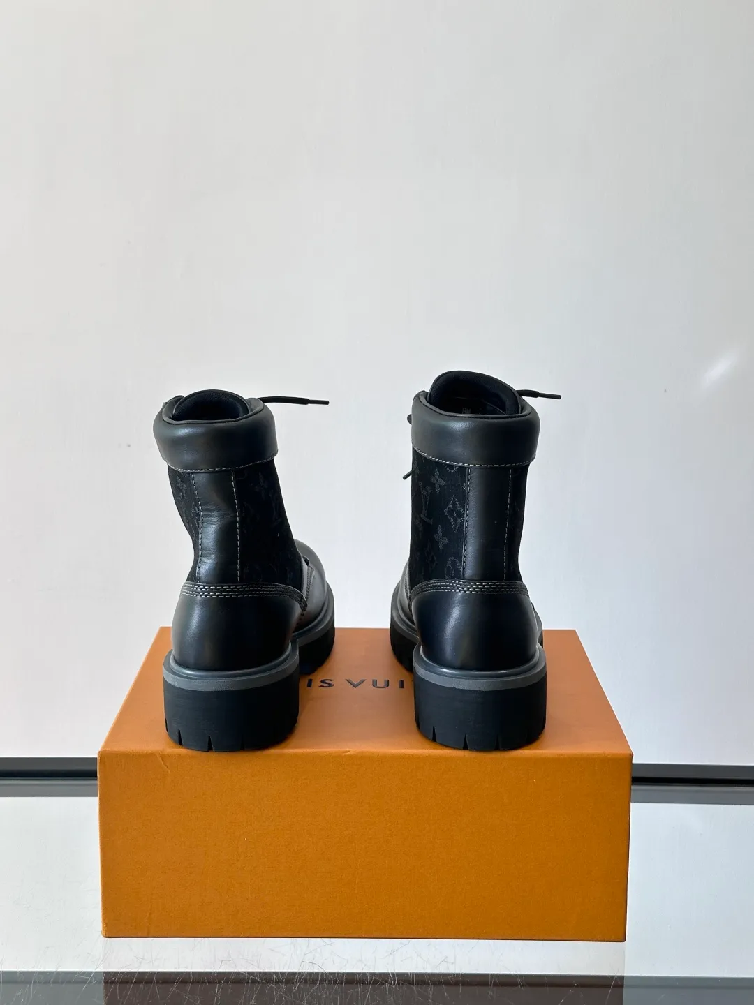 [L Home] Top P: 920💰 Size: 39-44 (45 can be customized) LOUIS VUITTON Louis Vuitton ss25 LV Donkey brand new thick-soled lace-up big-toe shoes men's casual shoes high-top short boots. These boots are crafted from top-grain calf leather for a lightweight and comfortable fit. The thick EVA outsole is embellished with eye-catching ridges, and the trendy attitude of being both strong and soft makes it an everyday choice. ✔Upper: imported first-layer cowhide ✔Lining: cowhide ✔Outsole: original molded outsole